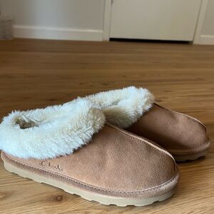 Clarks Tan and Cream Cozy Slippers